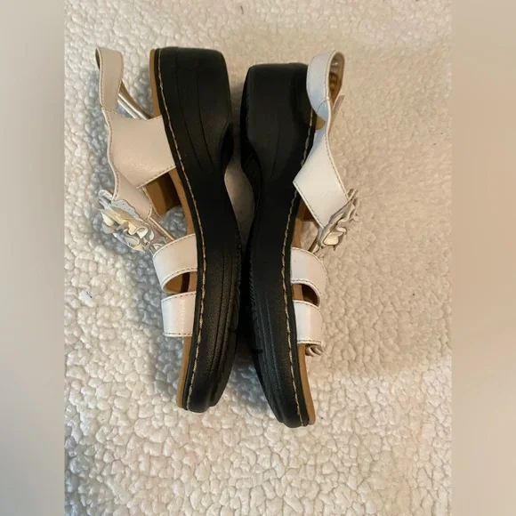 Clarks Women’s White Floral Sandals size 11 - Picture 2 of 8